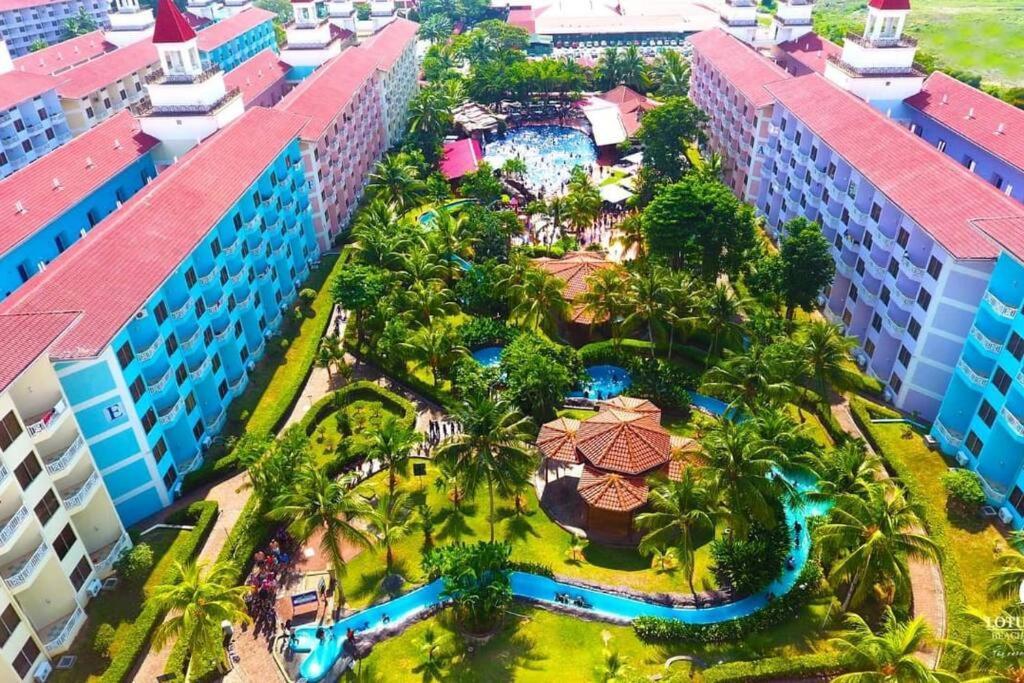 Lotus Desaru Beach Resort, 2 Bdrms, W/Splash Park Bandar Penawar 外观 照片
